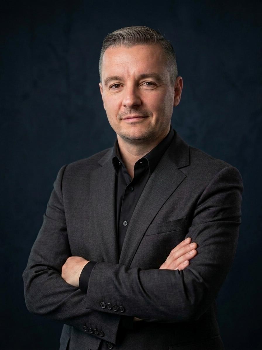 Portret Macieja Hoffmanna, CEO Ovidia Studio AI, na ciemnym tle